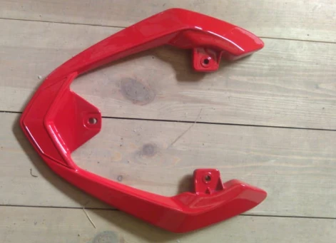 'pose main arriéré rouge '