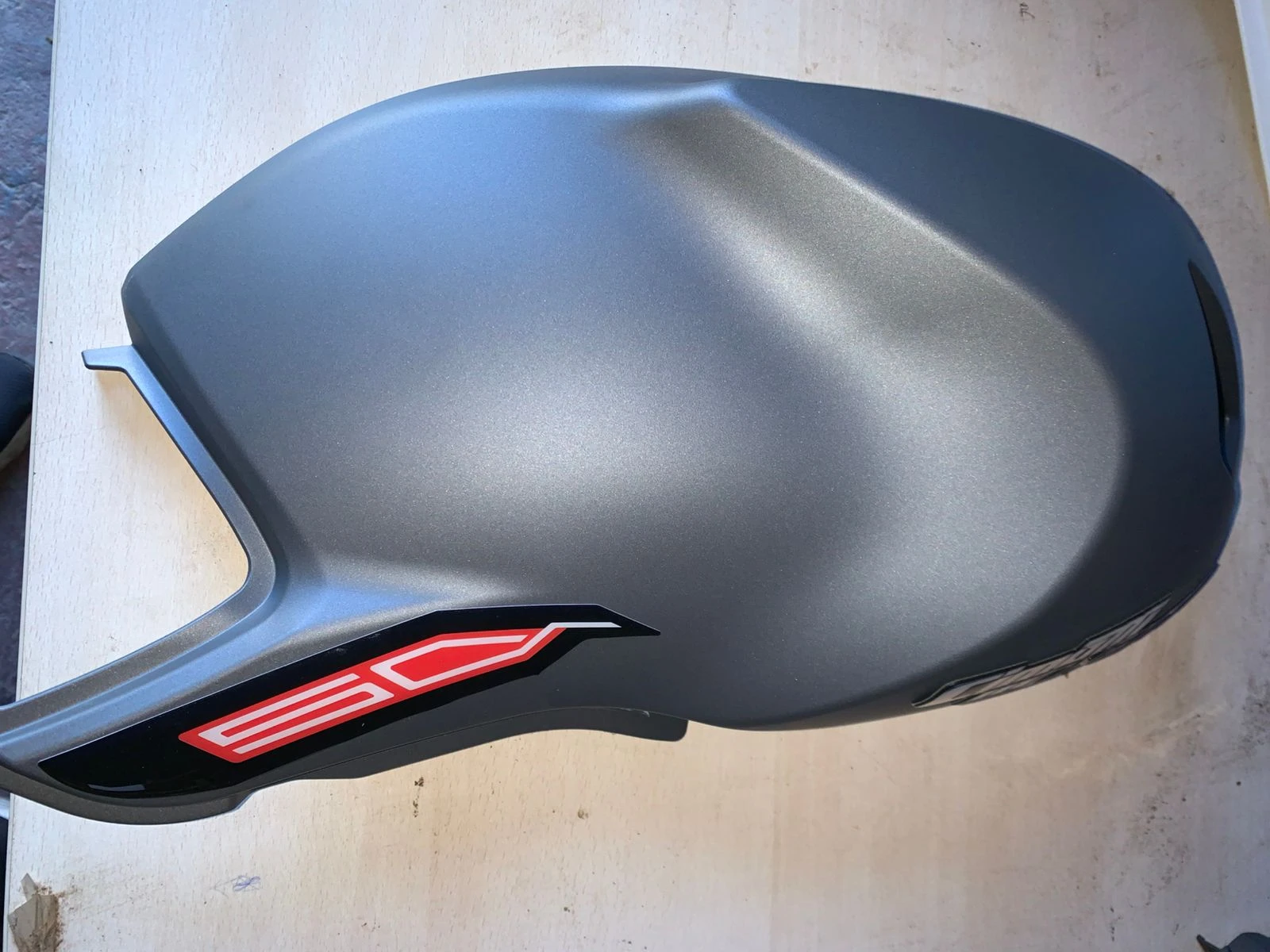 Carrenage protege reservoir droit gris matt